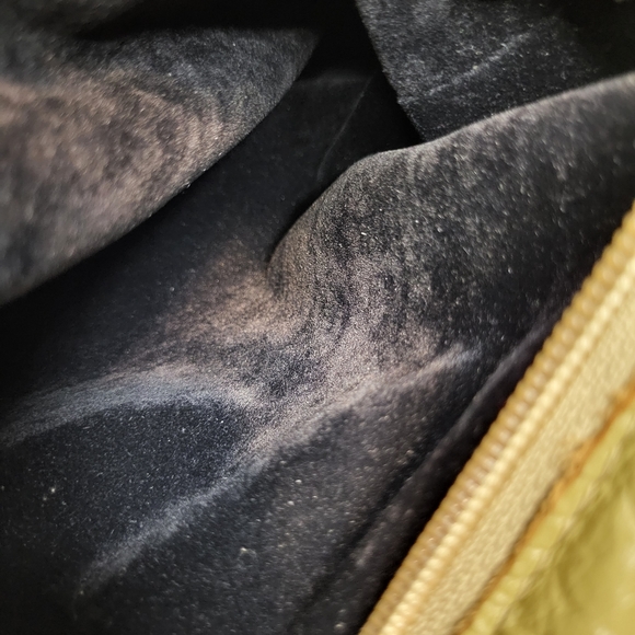 Vintage small green+gold crossbody bucket bag, zipper closure velvety interior. - Picture 15 of 16